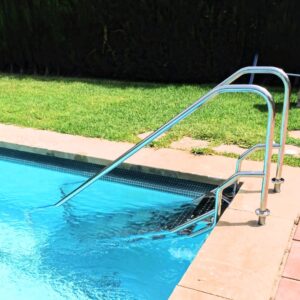 Escalera personalizada foto lateral en piscina